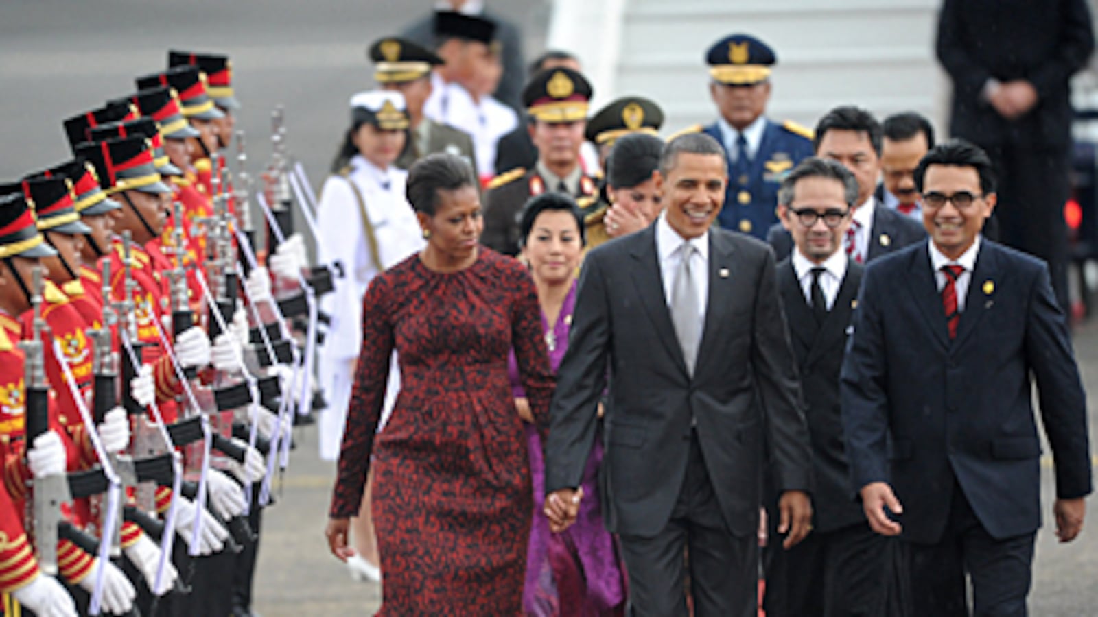 cheats/2010/11/09/obama-shortens-indonesia-visit/obama-in-indonesia_mbni4x