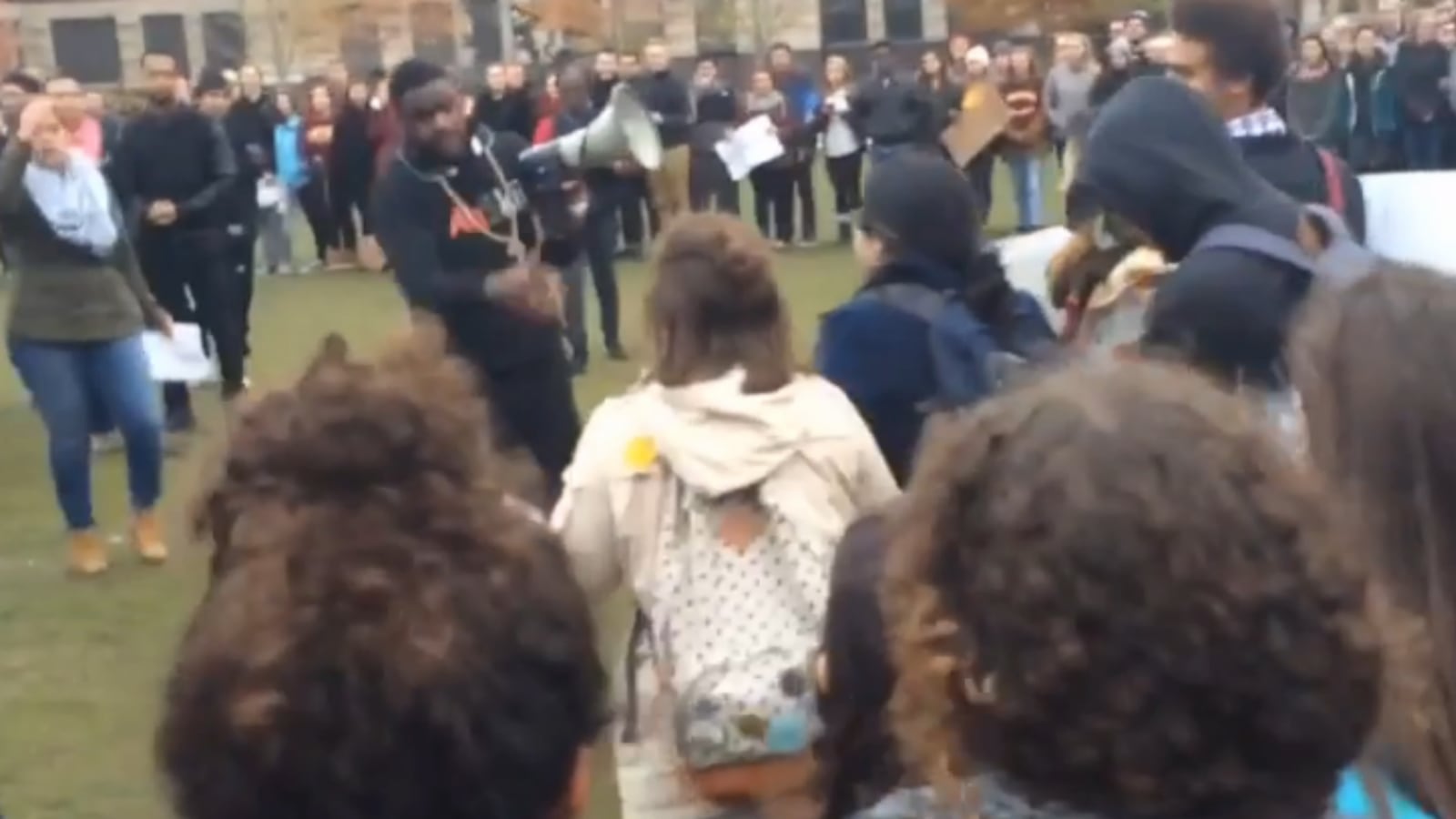 cheats/2015/11/13/college-editor-silences-media-at-protest/151113-editor-cheat_fvsggh