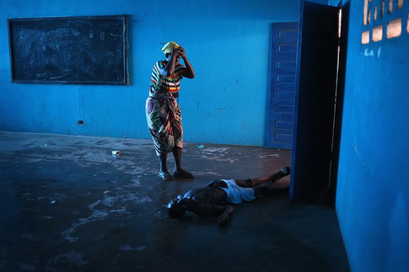 galleries/2014/10/23/portrait-of-an-epidemic-the-front-lines-of-ebola/141022-john-moore-ebola-01_lr5jvq