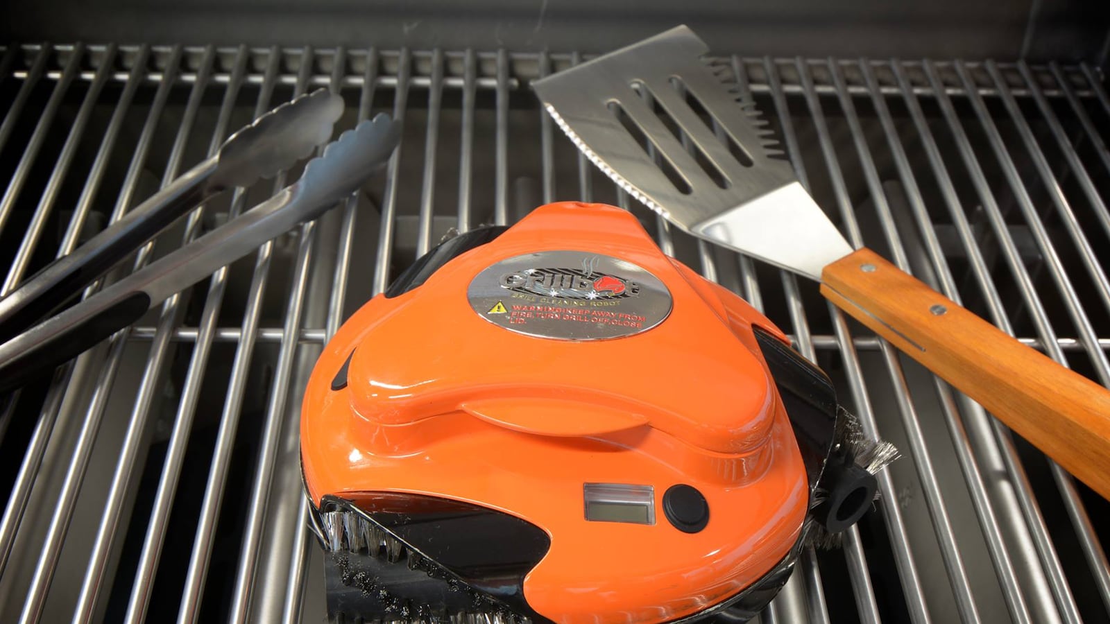 articles/2014/05/27/this-summer-s-must-have-tech/140526-lytton-summer-tech-tease_phdnan