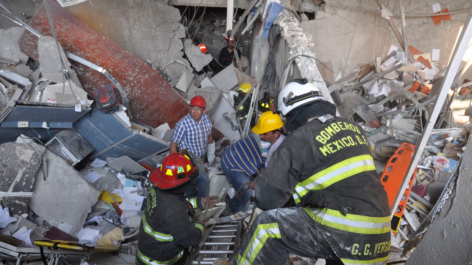 cheats/2013/01/31/explosions-at-mexico-city-oil-company-hq/130131-mexico-city-pipe-fire-tease_pg4agi