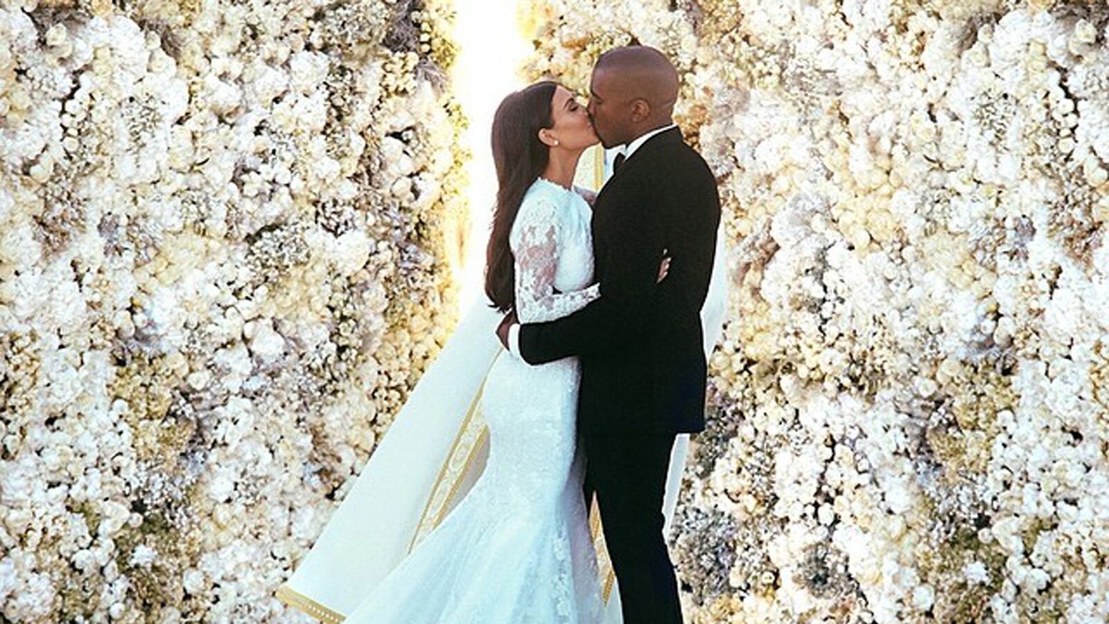 articles/2014/06/18/annie-leibovitz-bailed-on-kimye-on-eve-of-wedding-chloe-sevigny-hates-modeling/140618-kardashian-wedding-tease_vtx1qo