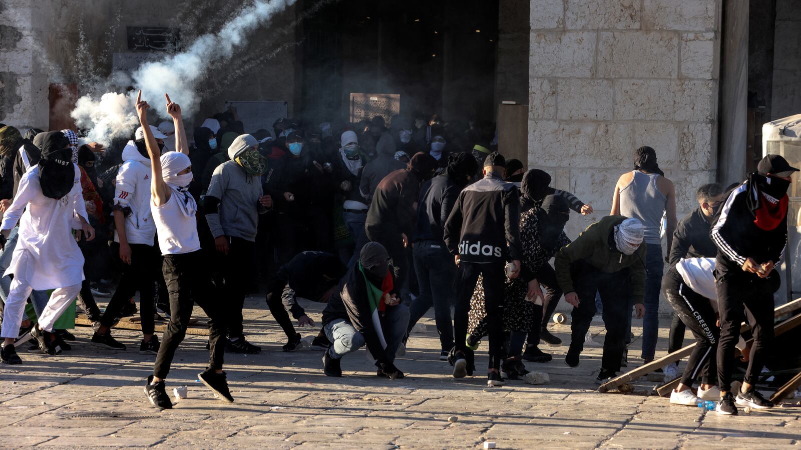 2022-04-15T050819Z_1142580603_RC2HNT9YPMOU_RTRMADP_3_ISRAEL-PALESTINIANS-VIOLENCE_ucn406