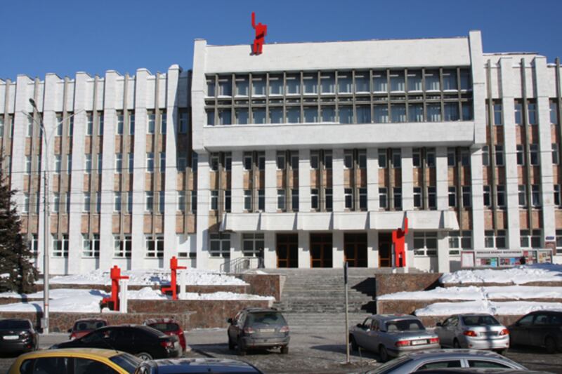 galleries/2011/08/04/captain-medvedev-and-more-russian-protest-art/russian-poster-art-redmen_wweyus