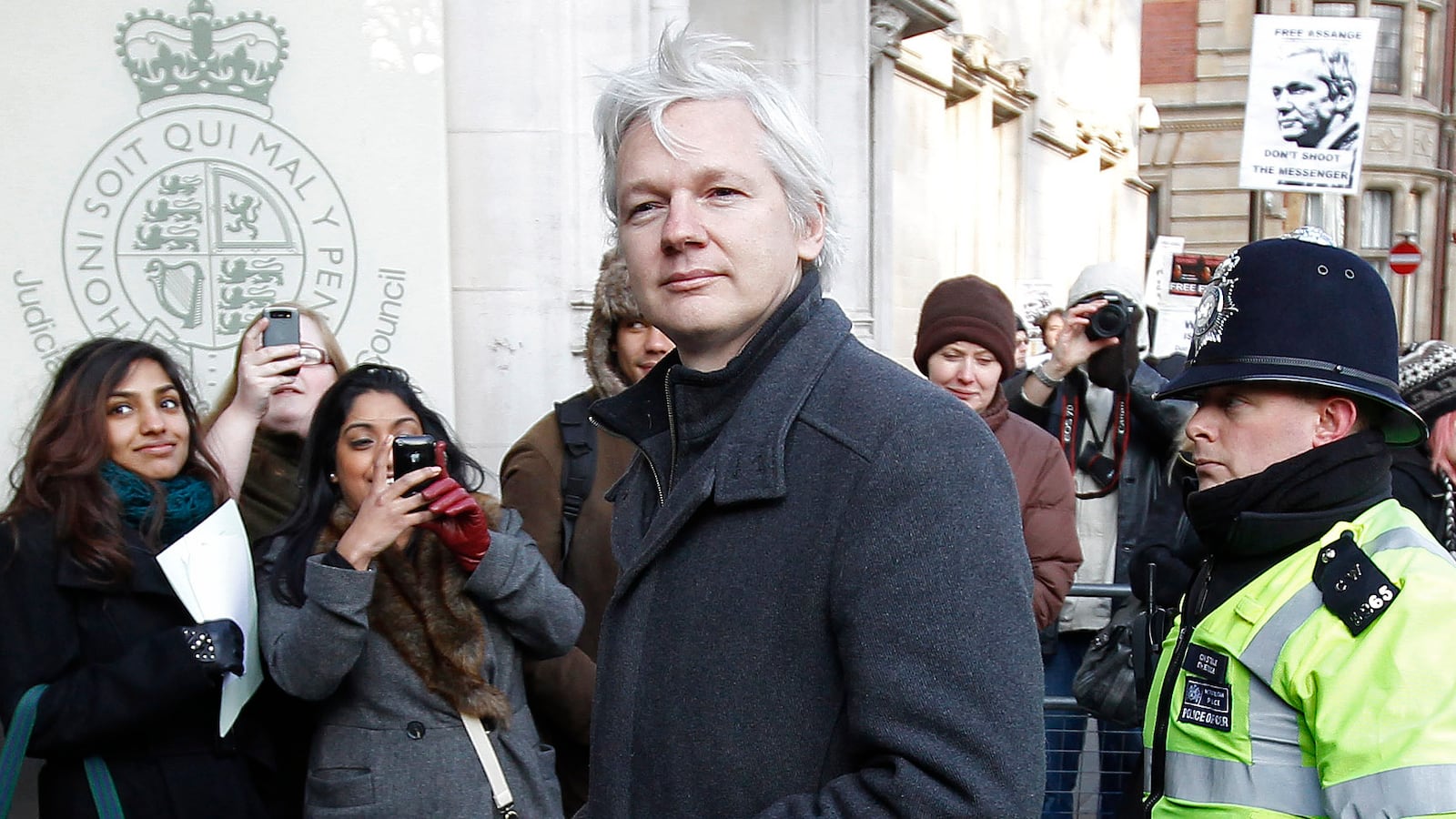 2012-02-01T000000Z_1639512072_LM1E8210SIF01_RTRMADP_3_BRITAIN-ASSANGE_xoctuu