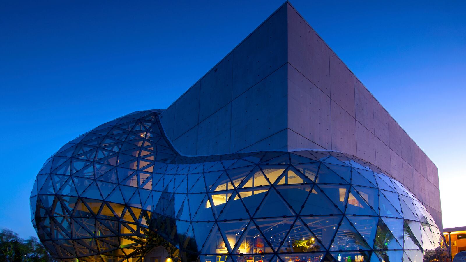 articles/2014/07/10/a-dali-museum-as-playful-as-its-namesake/140708-starbucks-tampa-dali-museum-tease_clheet