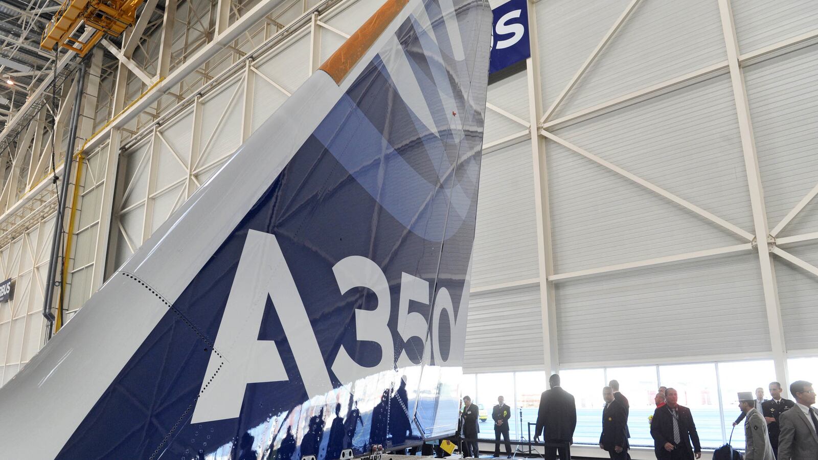 articles/2013/01/17/with-the-dreamliner-down-it-s-airbus-s-time-to-fly/130117-airbus-a350-irving-tease_aihrg4