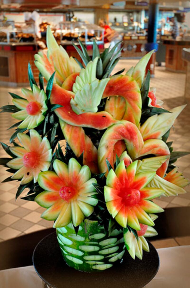 galleries/2012/07/08/9-amazing-watermelon-sculptures-photos/watermelon-carvings-1_hxgd6a