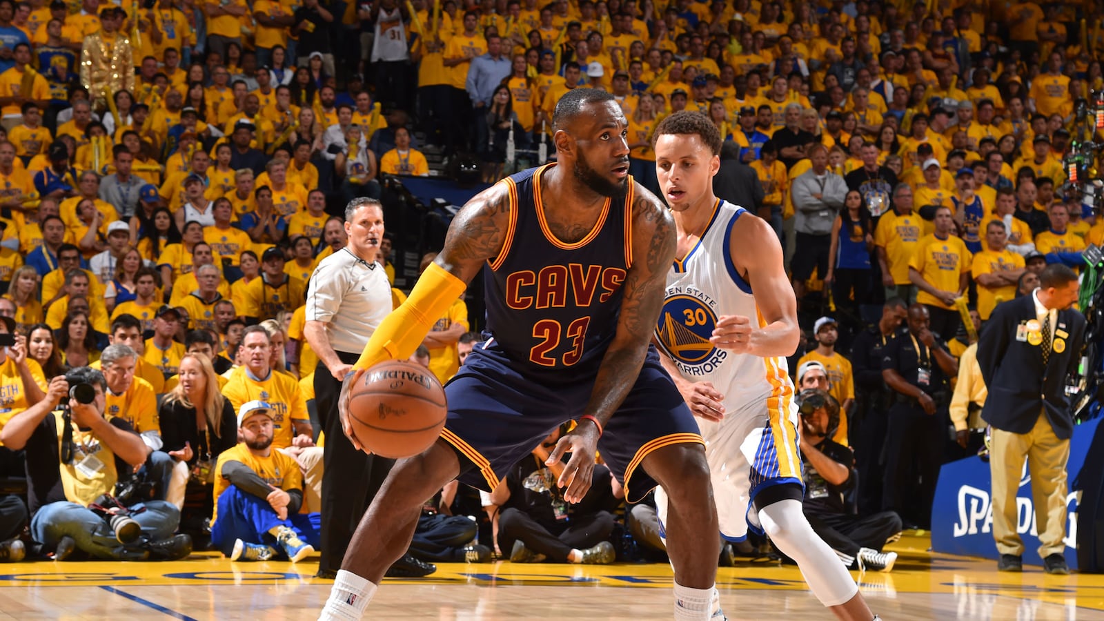 articles/2016/06/02/the-case-for-putting-lebron-james-on-stephen-curry/160602-collins-lebron-curry-tease_bhnznw