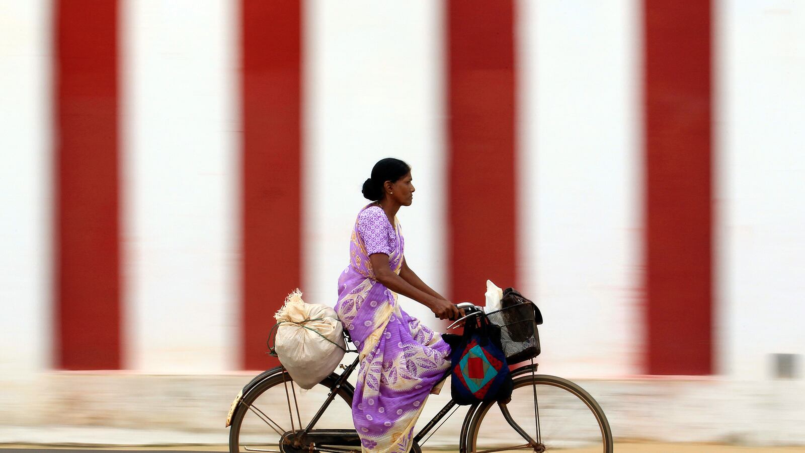 articles/2015/03/07/travels-with-the-tamils-a-sri-lankan-warzone-s-fragile-peace/150306-sykes-sri-lanka-tease_uqdtnt