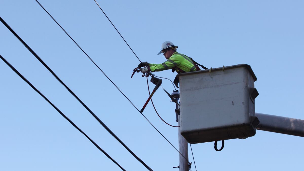 cheats/2011/09/02/895-000-still-without-power/hurricane-irene-power-outages-continue-cheat_wfaohx