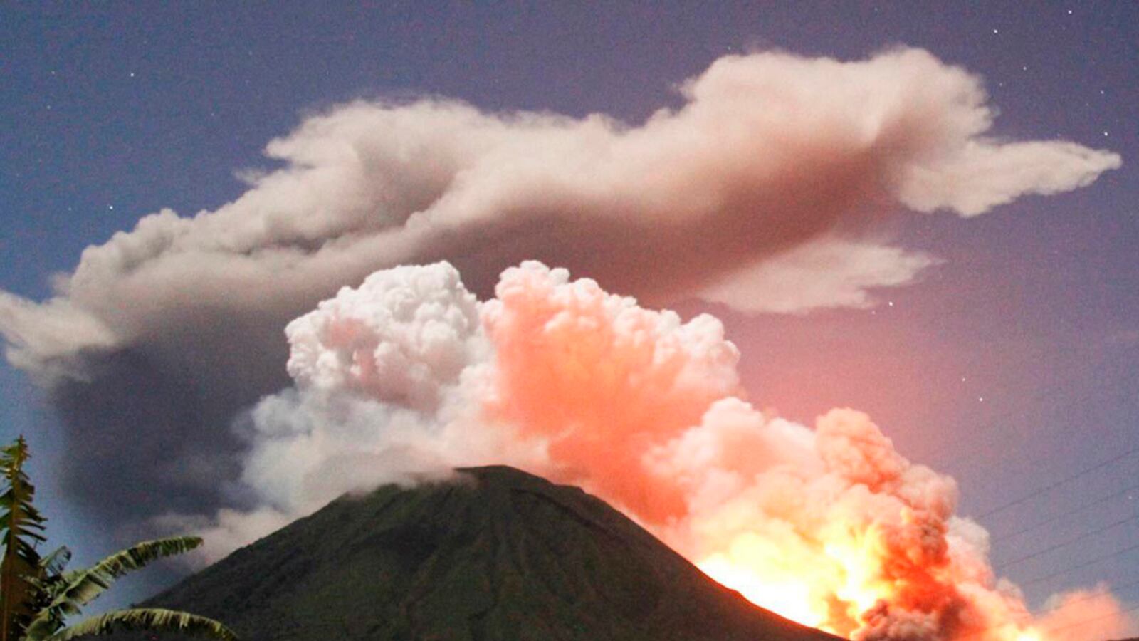 cheats/2011/07/15/thousands-flee-indonesian-volcano/volcano-indonesia-cheat_iieghr