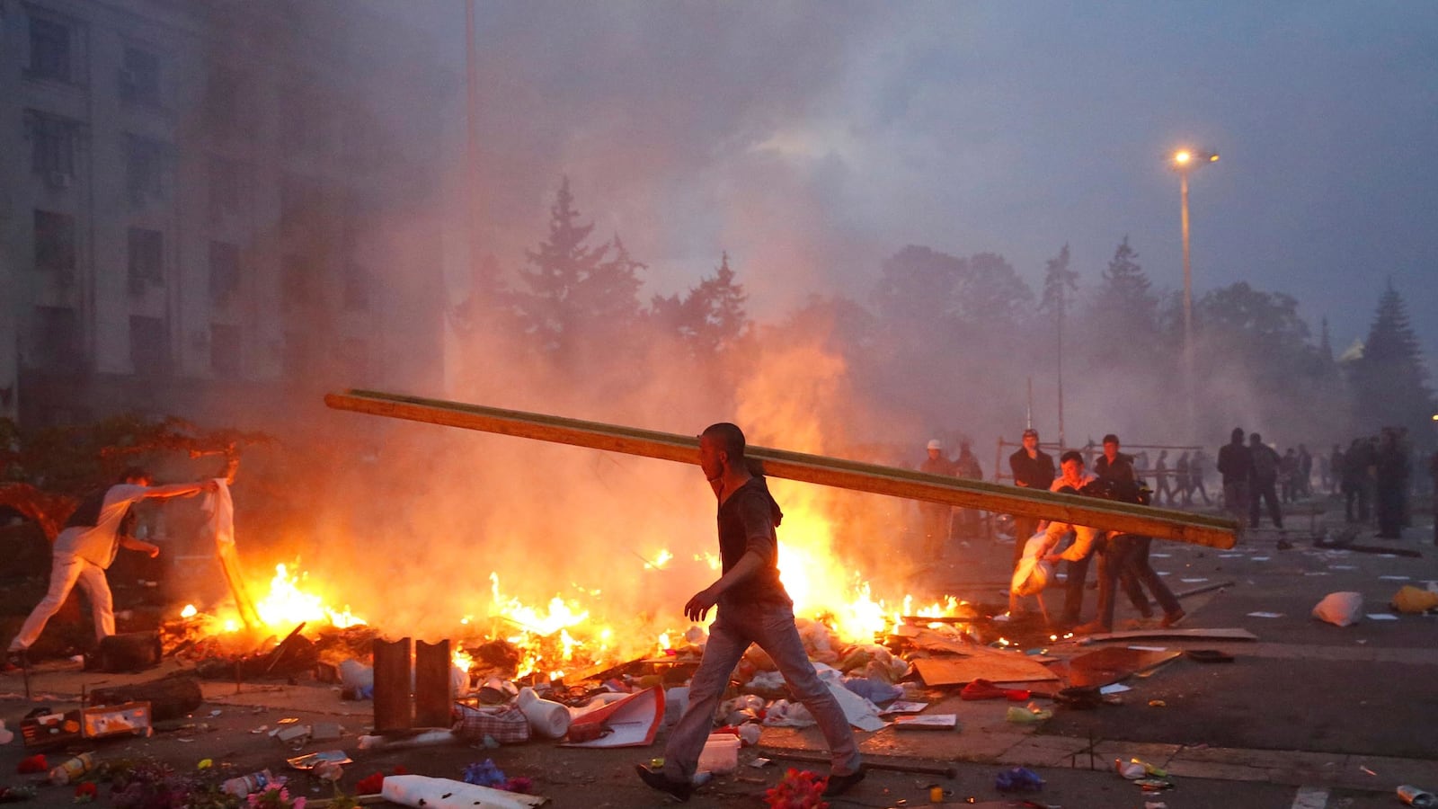 cheats/2014/05/02/ukraine-s-bloodiest-day-since-revolution/140502-odessa-violence-cheats_mzhxi0