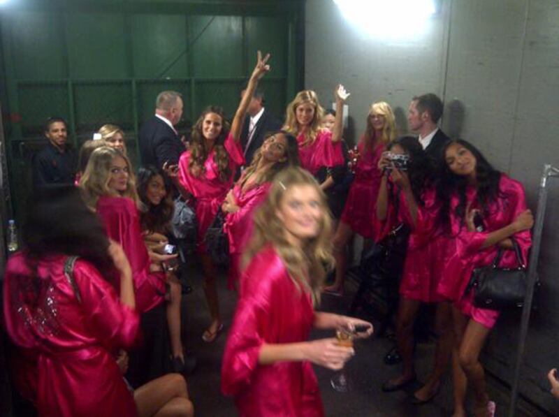 galleries/2011/12/04/taylor-swift-victorias-secret-and-more-celebrity-twitter-photos/celeb-twit-pics-victoria-secret_vdjeqt