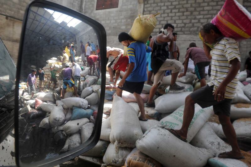 galleries/2013/11/08/monster-typhoon-haiyan-barrels-into-philippines-photos/131111-typhoon-philippines-update-6_lpik2b