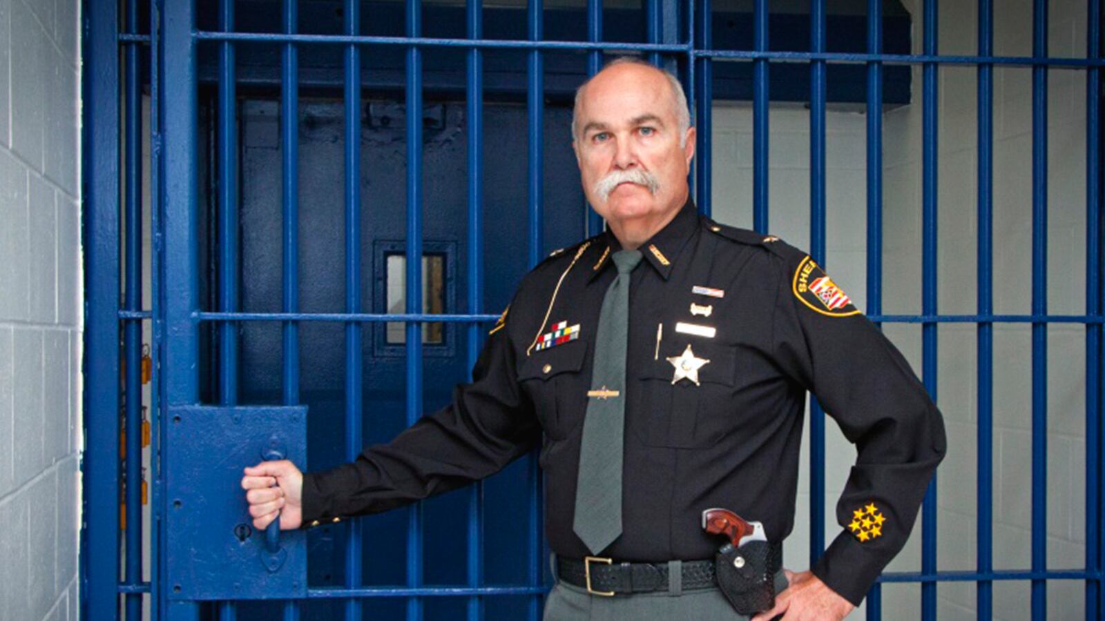 articles/2015/08/26/ohio-s-village-idiot-sheriff-investigates-immigrants/150825-briquelet-ohio-sheriff-tease_fr7a1n