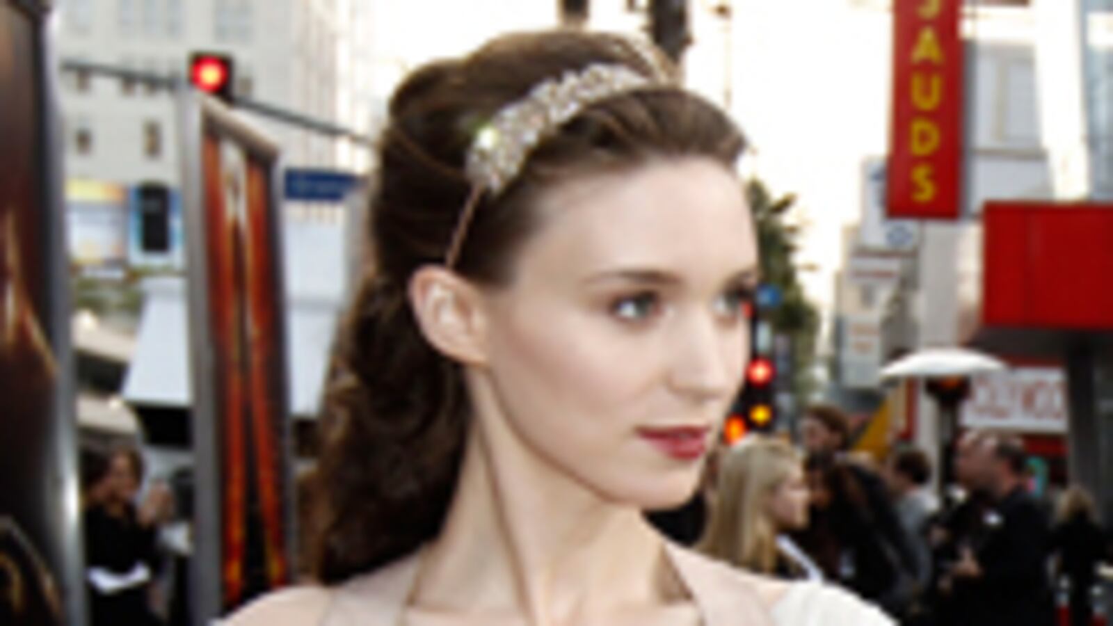 articles/2010/08/16/rooney-mara-girl-with-the-dragon-tattoo-fans-react/martin-rooney-reax_120449_pjbqhi