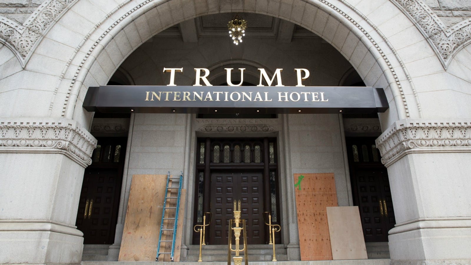 170524-trump-hotel-cheat_mciyd8