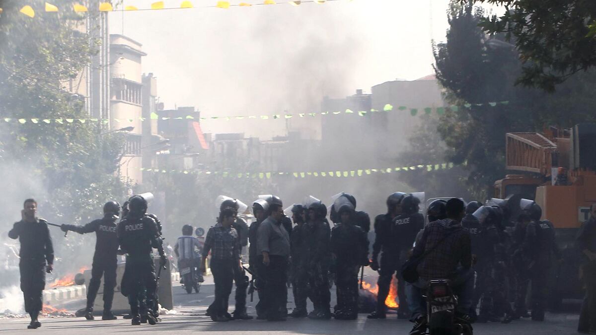 cheats/2012/10/03/police-money-changers-clash-in-tehran/tehran-riots-blackmarket-cheat_hluhfg