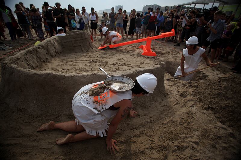 galleries/2013/08/11/seo-the-2013-artist-sandcastle-competition-hosted-by-creative-time-photos/gal-sandcastle-15_g7v9bw