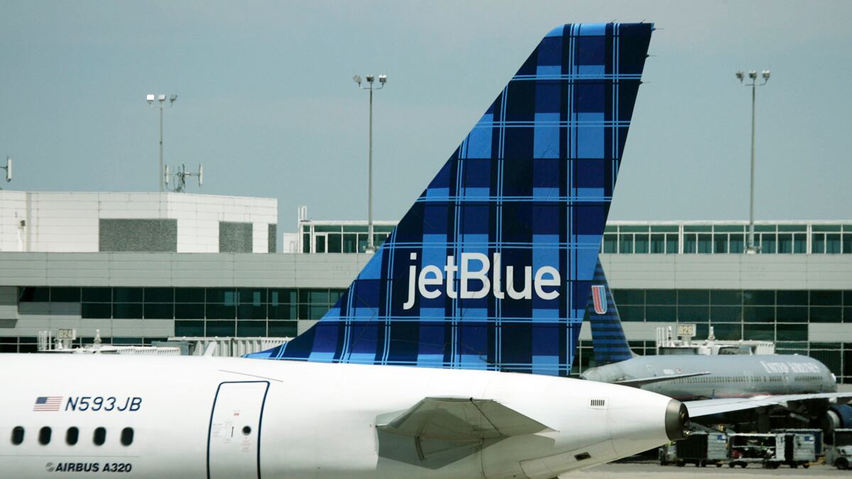 cheats/2012/03/27/jetblue-pilot-goes-nuts-in-the-air/jetblue-cheat_gir7cc