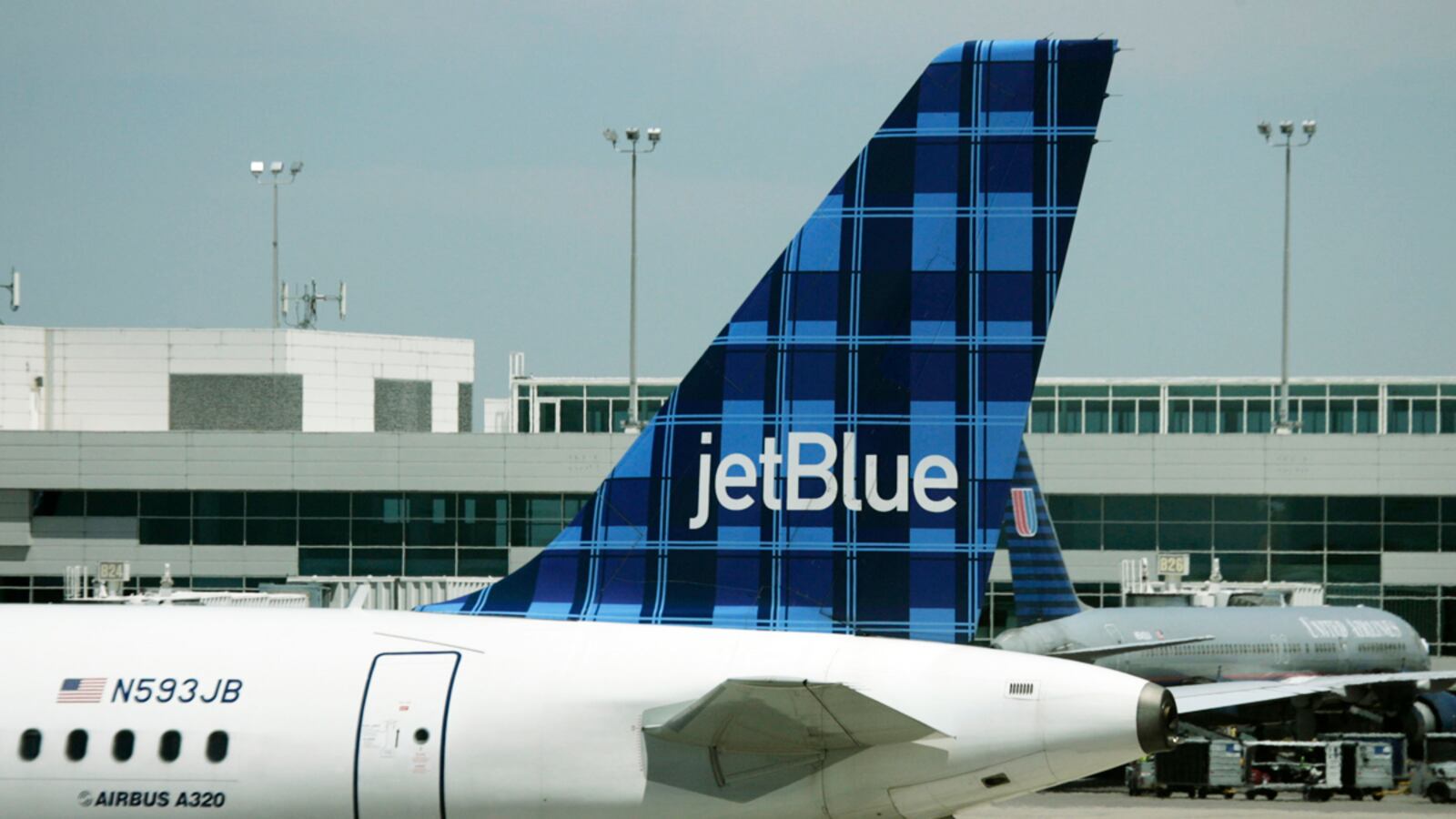 cheats/2012/03/27/jetblue-pilot-goes-nuts-in-the-air/jetblue-cheat_gir7cc