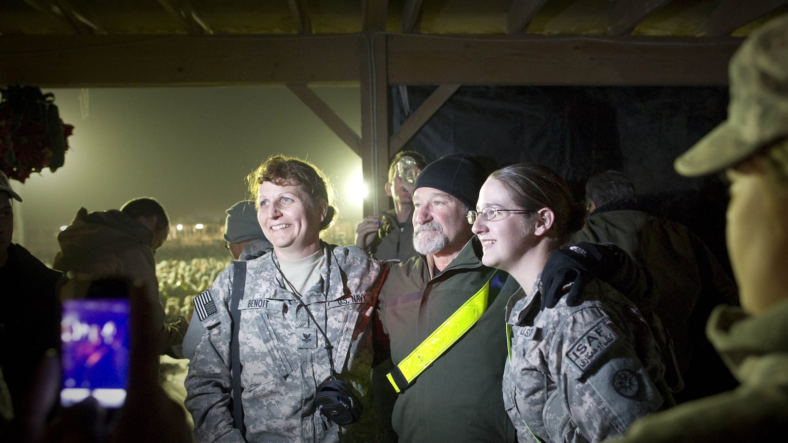 articles/2014/08/20/when-i-met-robin-williams-in-afghanistan/140820-kaminski-robin-williams-tease_chwuju