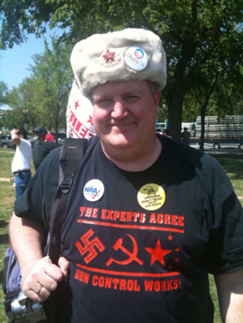 galleries/2010/04/19/paranoia-on-patriots-day/avlon-tea-party-1_dawhru