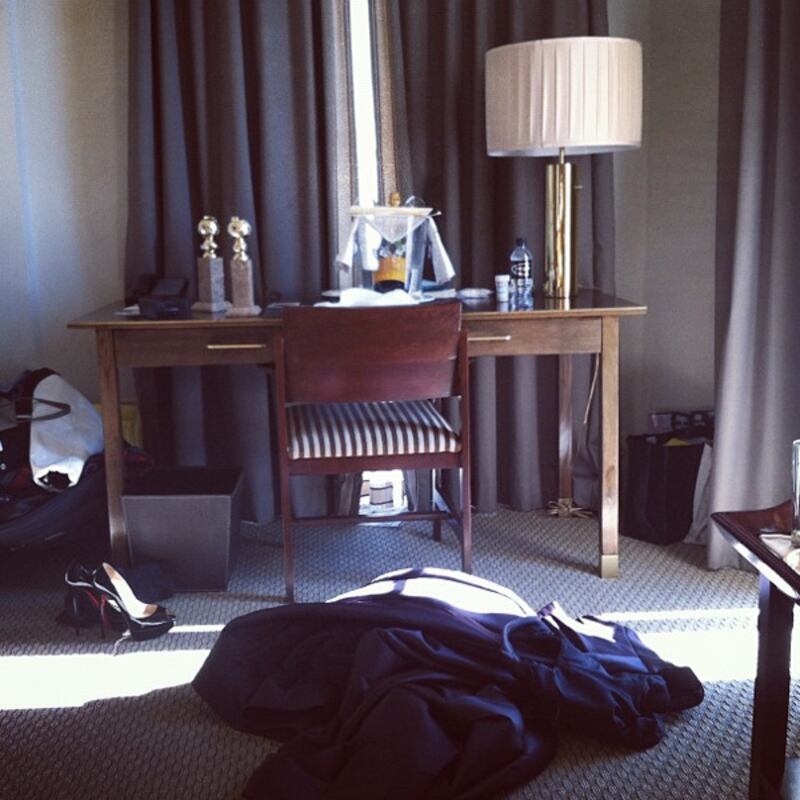 articles/2013/01/14/here-s-what-happened-to-lena-dunham-s-golden-globes-dress/lena-dunham-globes-hotel-instgram-embed_mt5exs