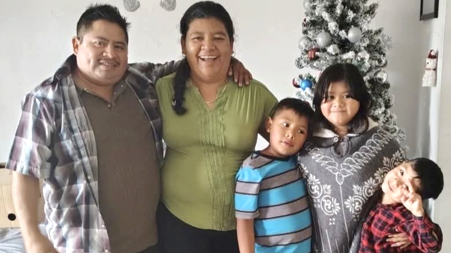 Denisse Parra Vargas with her children.