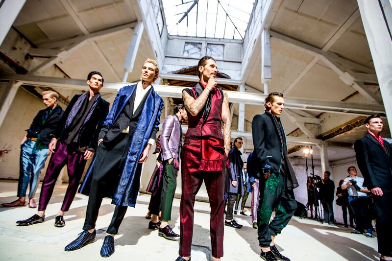 galleries/2013/07/01/backstage-at-men-s-fashion-week-in-paris-and-milan-spring-summer-2014-photos/130630-backstage-fashion-haider-ackermann1_wzm9wm