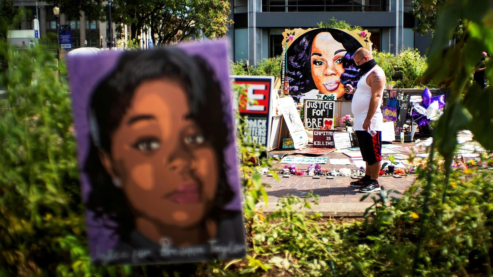 2020-10-02T143421Z_1462583277_RC2EAJ9NV257_RTRMADP_3_GLOBAL-RACE-USA-LOUISVILLE_c5y63f