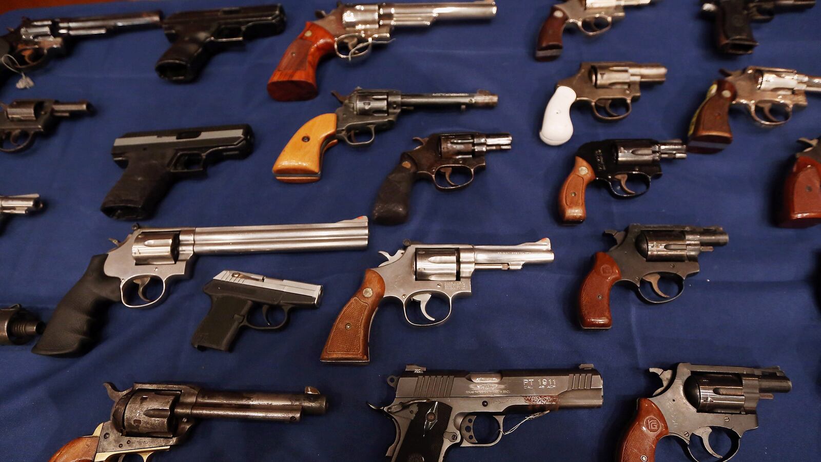 cheats/2012/12/18/cerberus-pulls-stake-in-gun-maker/gun-control_rg2t7u