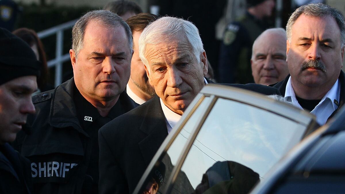 articles/2011/12/13/jerry-sandusky-surprises-by-waiving-right-to-preliminary-hearing/sandusky-waives-hearing-bennett-bernstein_buefgx