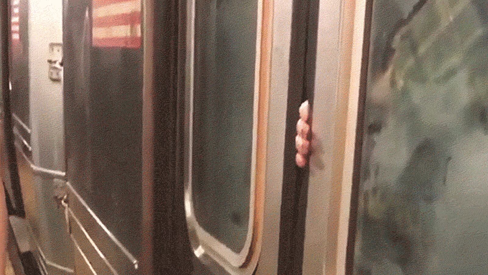 170606-jones-subway-stuck-hero_gdetlx