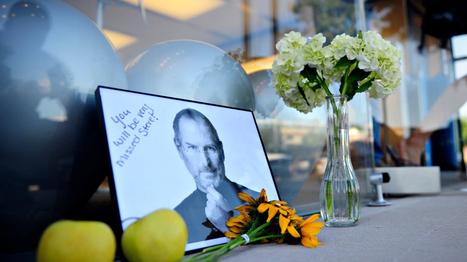 articles/2011/10/07/steve-jobs-touching-phone-call-to-errol-rose-father-of-murdered-boy/steve-jobs-daly_f25sef