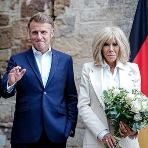 German Chancellor Friedrich Merz (CDU, l) is received for dinner by French President Emmanuel Macron and Brigitte Macron