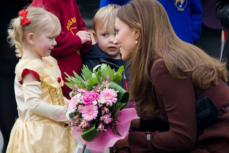 articles/2013/03/05/where-s-the-bump-kate-middleton-in-grimsby/kate-grimsby1_k0ukp0