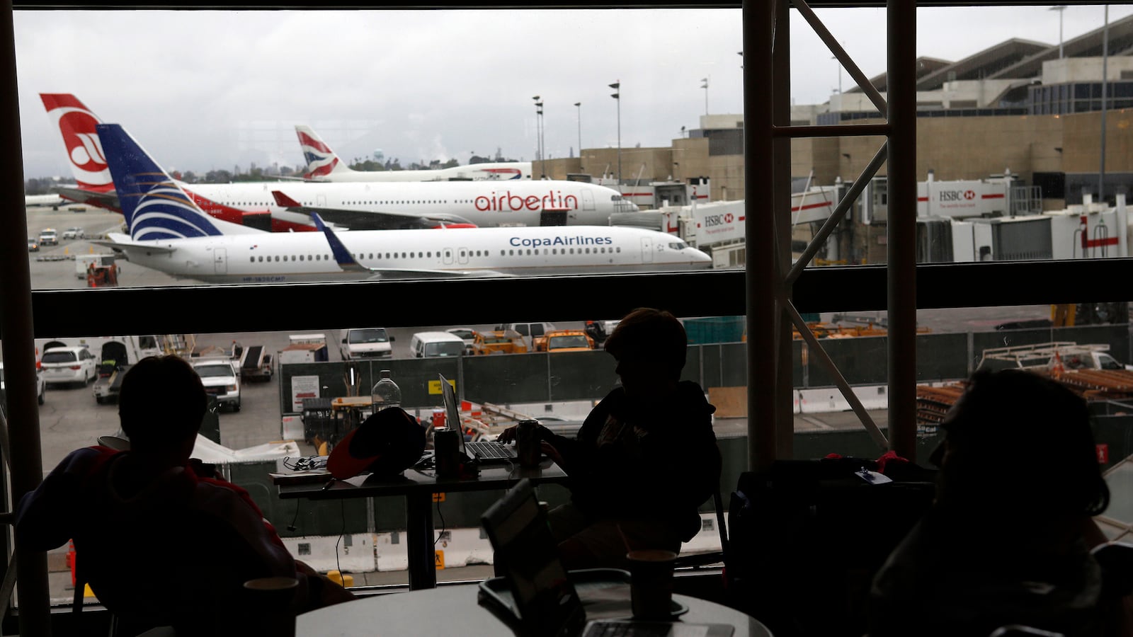 cheats/2013/10/15/4-dry-ice-bombs-found-at-lax/131015-lax-bombs-cheat_idutis