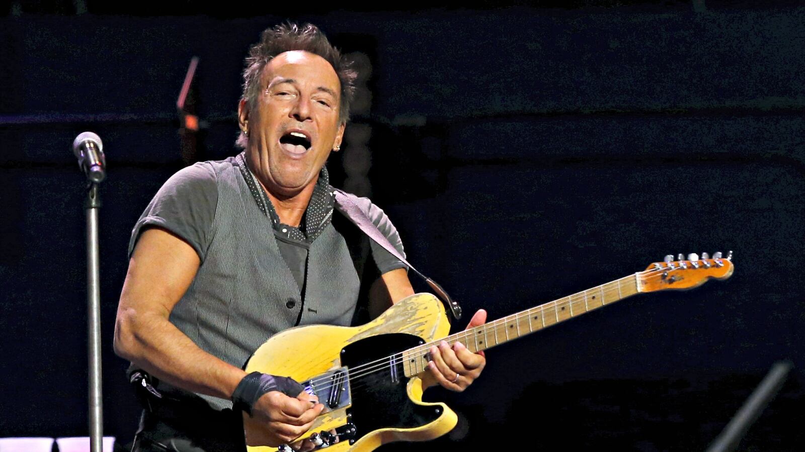 cheats/2016/04/08/springsteen-nixes-nc-show-over-anti-lgbt-law/160408-springsteen-nc-cheat_tpzqun