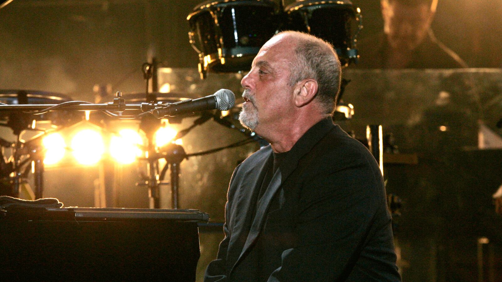 cheats/2013/05/24/billy-joel-dishes-on-booze-music-and-elton-john/130524-billy-joel-cheat_leaapr