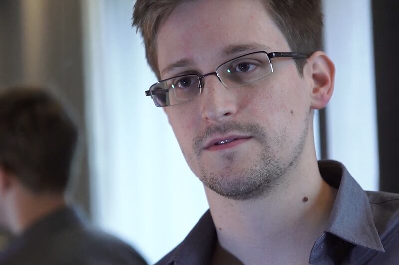 articles/2013/06/10/blow-my-whistle-how-edward-snowden-became-an-internet-sex-symbol/130610-crocker-snowden-tease_fgearc