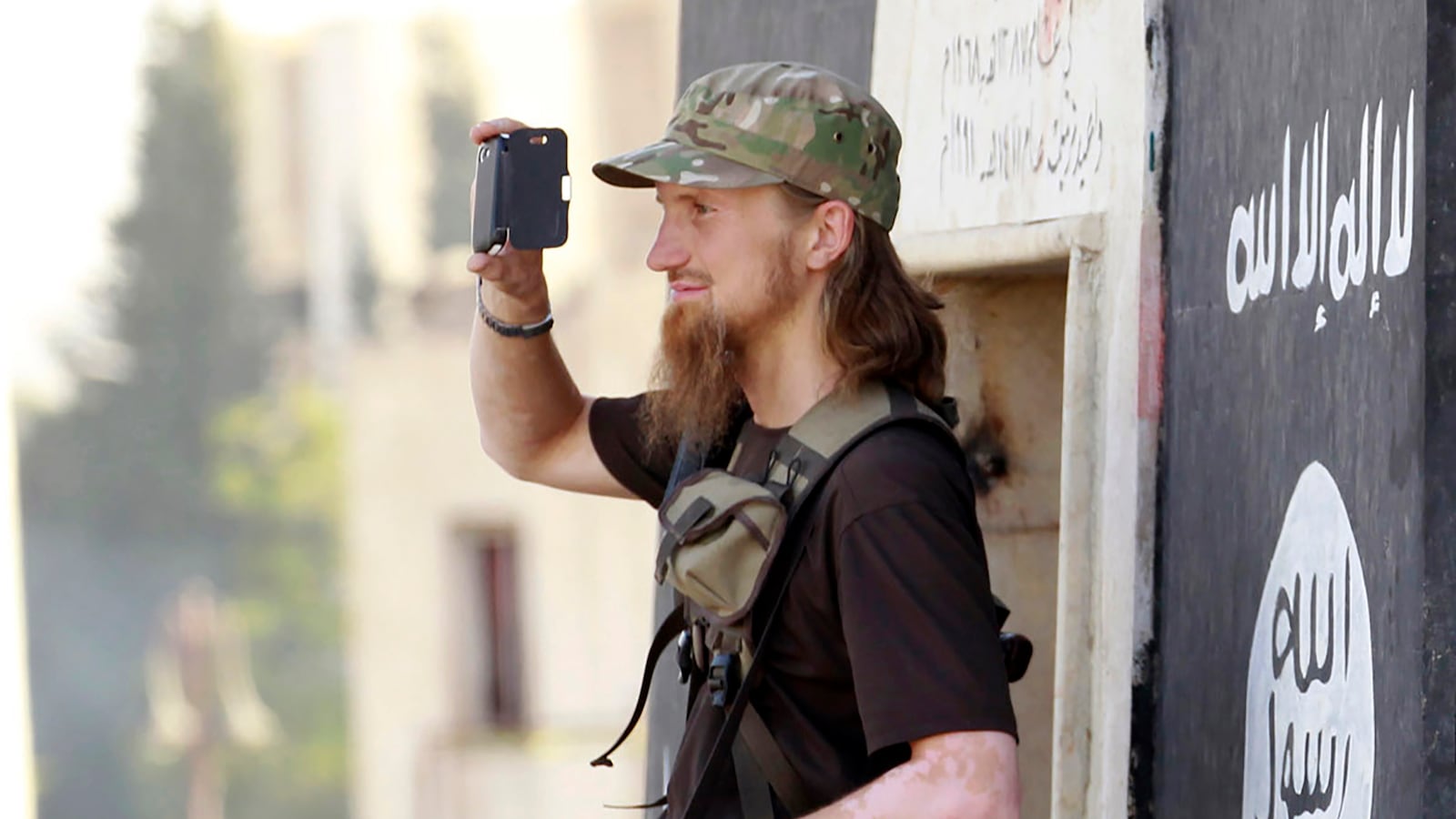 articles/2015/11/16/this-is-isis-new-favorite-app-for-secret-messages/151116-harris-isis-messenger-app-tease_wfmyll