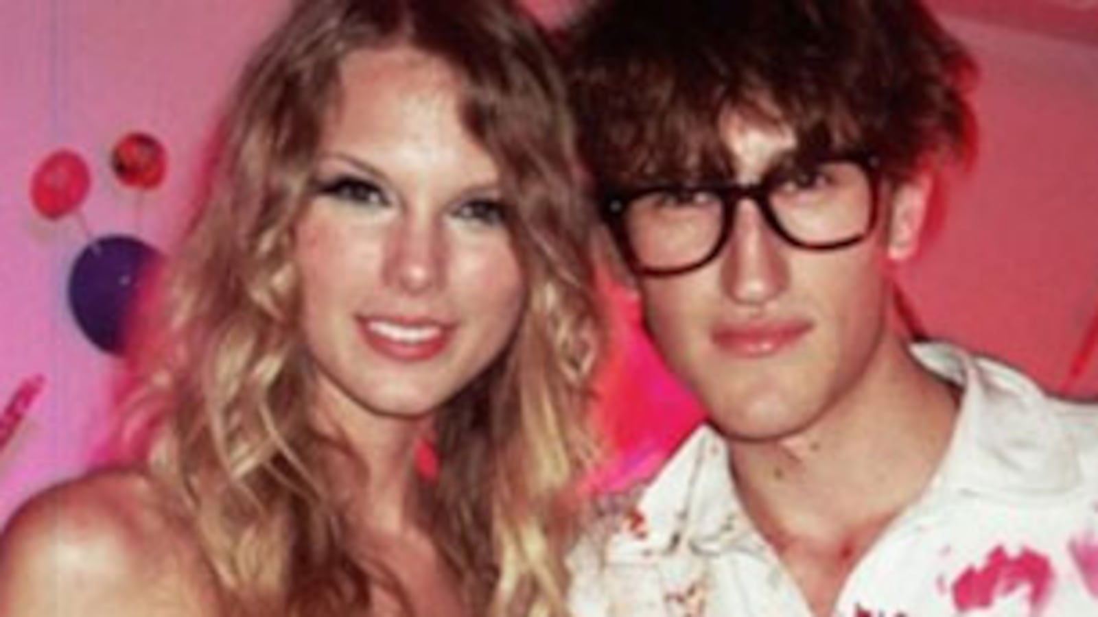 cheats/2009/10/29/taylor-swifts-swastika-scandal/taylor-swift-swastika_xg8qfo