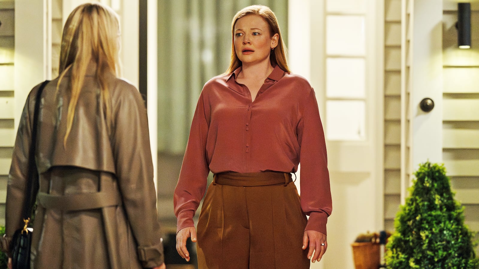 (l-r) Dakota Fanning as Jenny Kaminski, Sarah Snook as Marissa Irvine.
