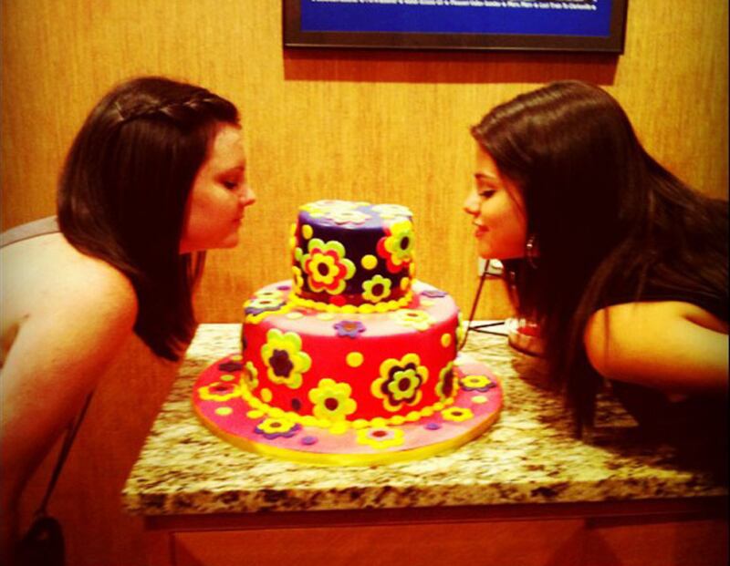 galleries/2011/08/28/best-celebrity-twitter-photos/gomez-twit0828_zx0sug