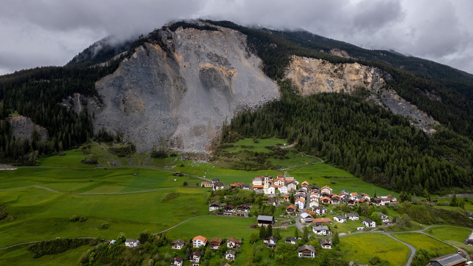 2023-05-11T144953Z_1857120932_RC2EW0AR1C0L_RTRMADP_3_SWISS-ROCKSLIDE_mrmfb1