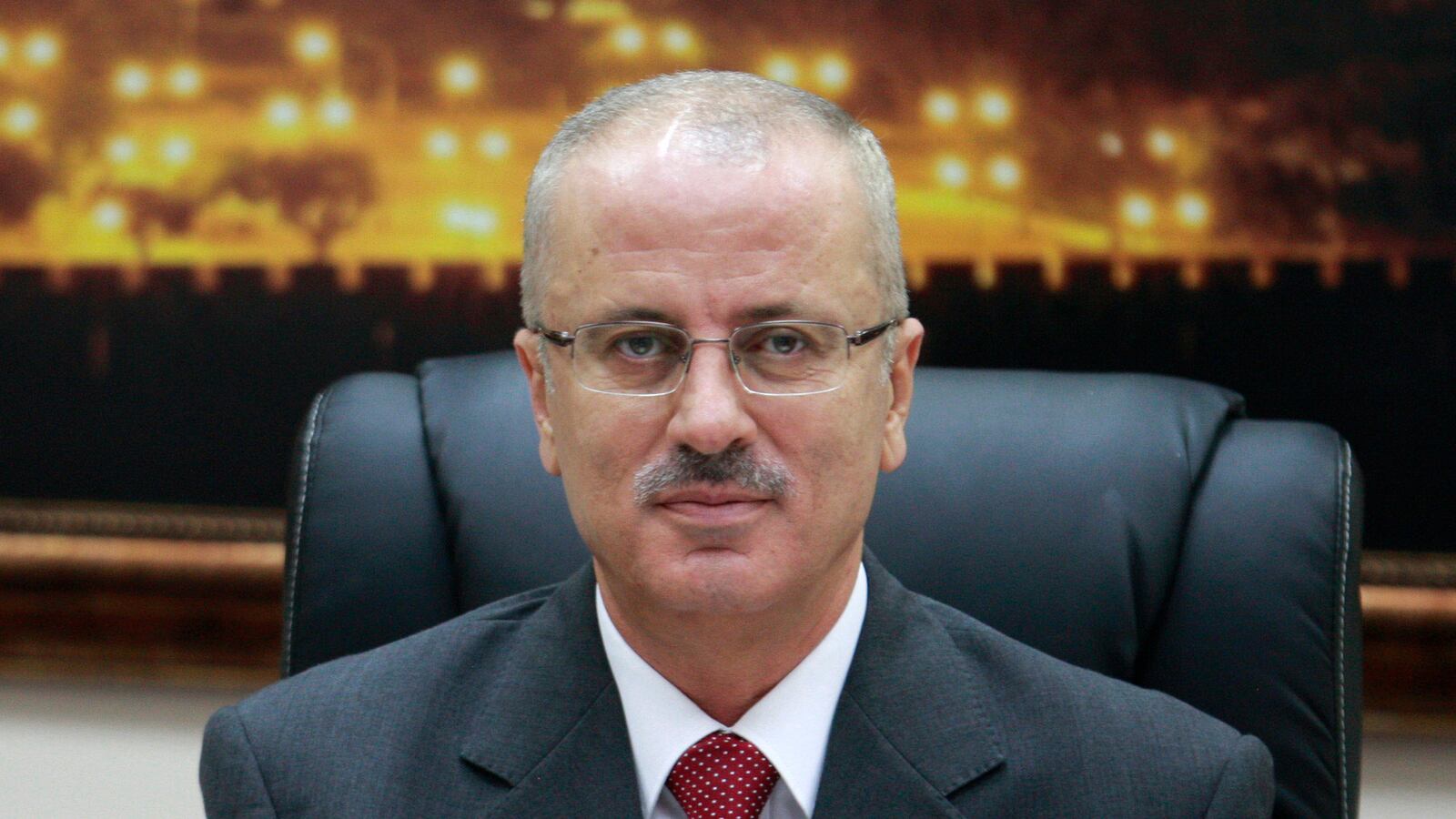 cheats/2013/06/20/new-palestinian-prime-minister-resigns/130620-rami-hamdallah-cheat_e2ytts