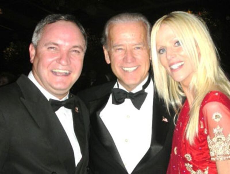 articles/2009/11/27/new-photos-white-house-crashers/white-house-crashers-gallery-launch_vvedvf