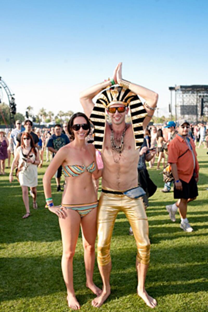 galleries/2011/04/16/2011-coachella/coachella-fans-10_quxufp